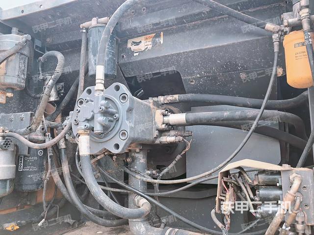 液压泵舱室正面整体（整机外观）