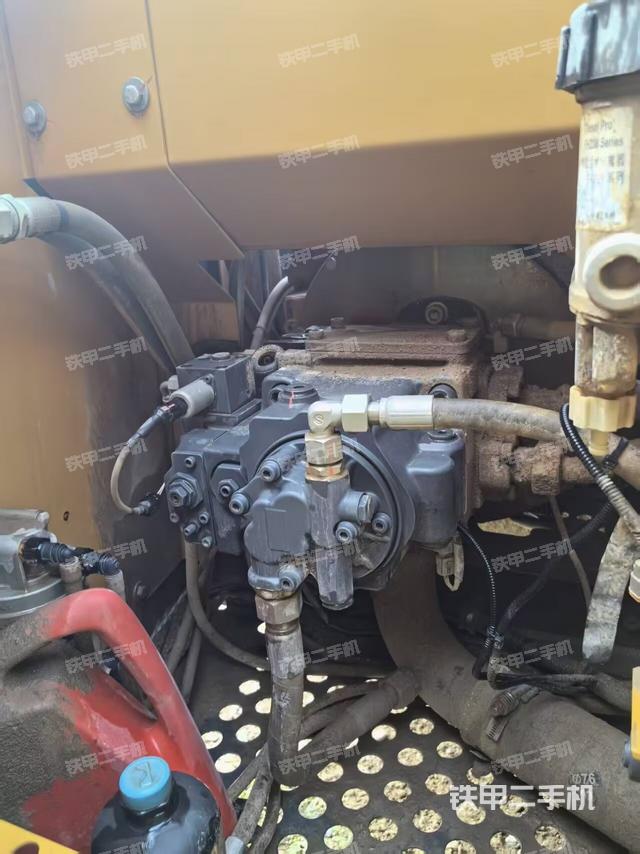 液壓泵艙室正面整體（整機外觀）