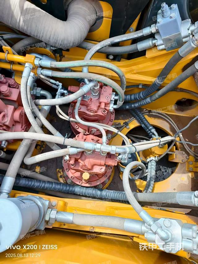 回转马达和主控阀（整机外观）