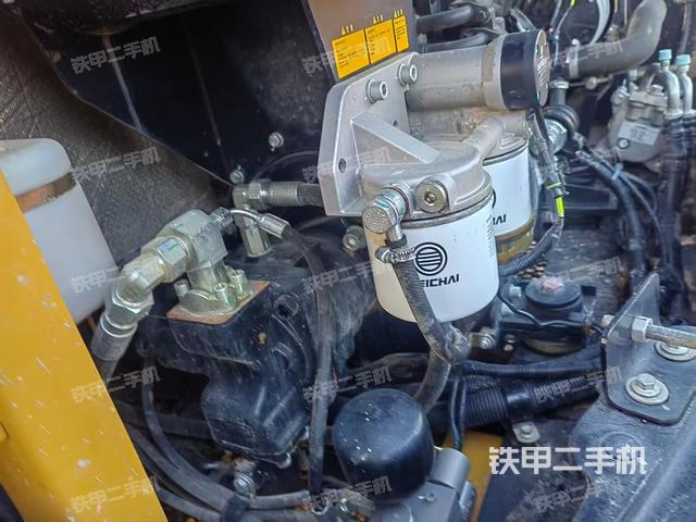 液压泵舱室正面整体（整机外观）