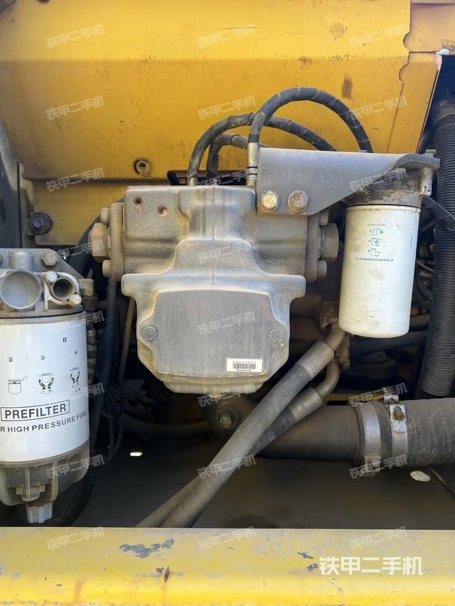 液压泵舱室正面整体（整机外观）