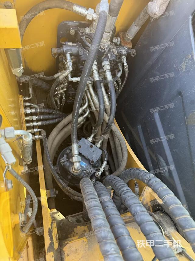 回转马达和主控阀（整机外观）