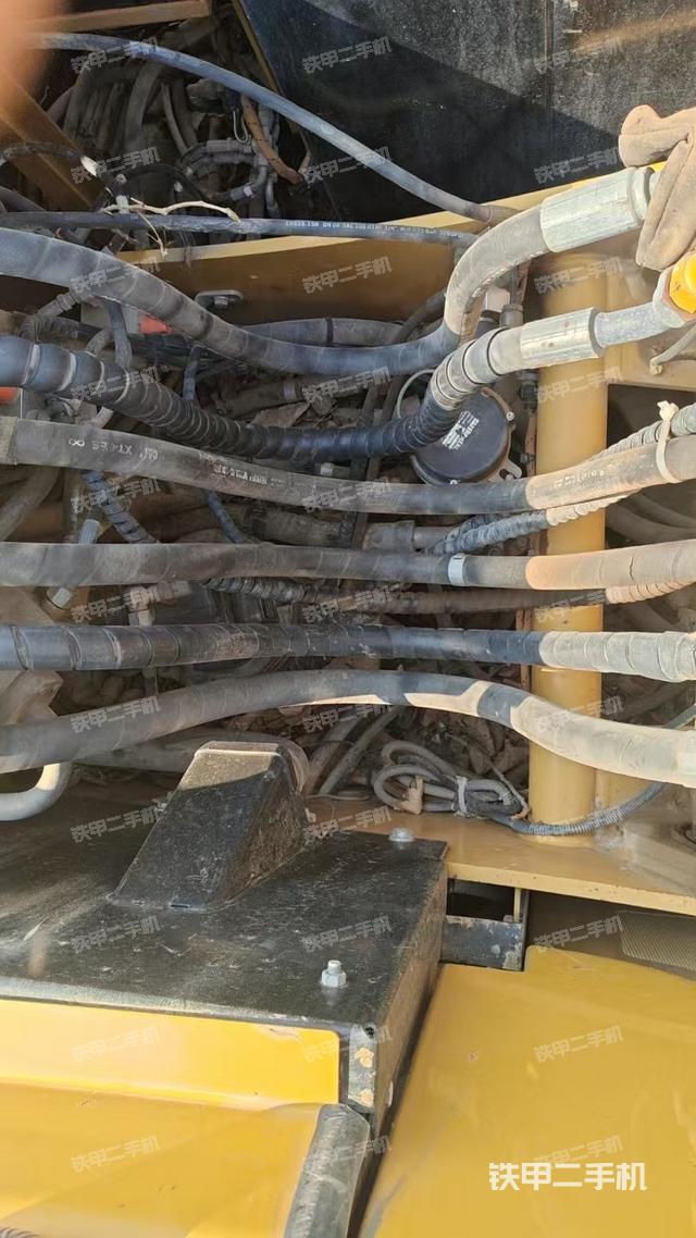 回转马达和主控阀（整机外观）