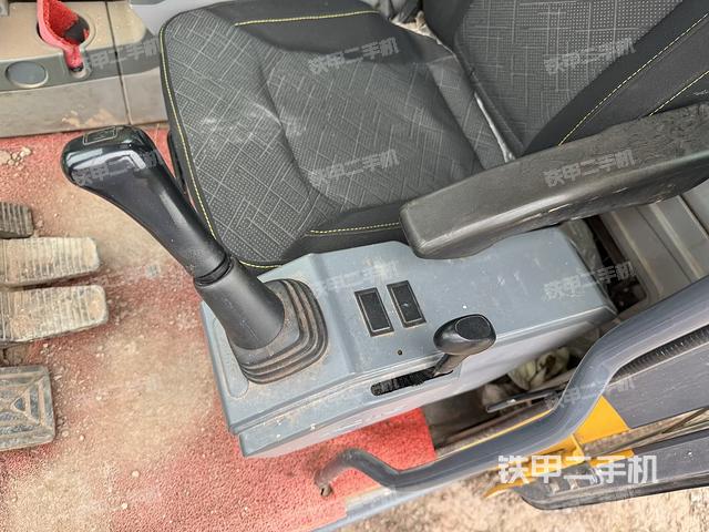 座椅左侧控制台/音响/含左手柄（驾驶室部分）