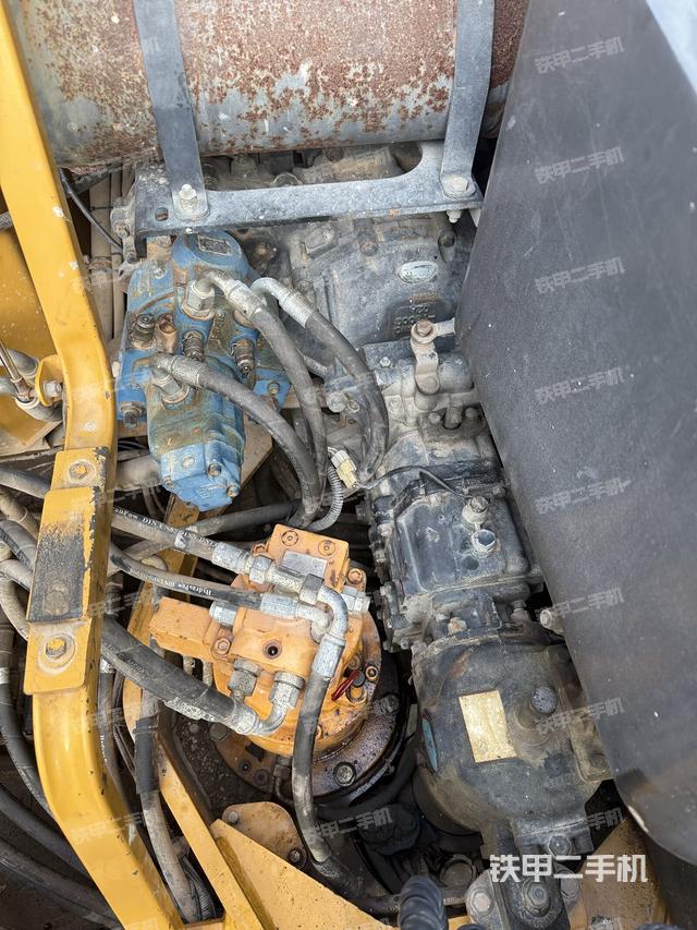 回转马达和主控阀（整机外观）