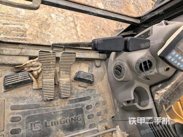 行走控制手柄和踏板 俯拍（驾驶室部分）