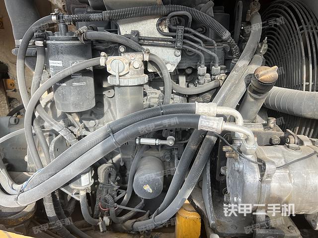 液压泵舱室正面整体（整机外观）