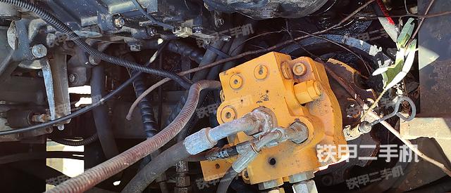 回转马达和主控阀（整机外观）