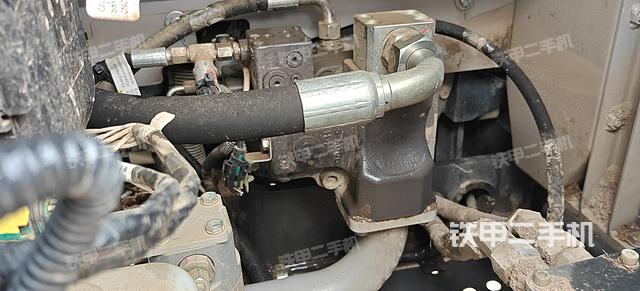 液压泵舱室正面整体（整机外观）