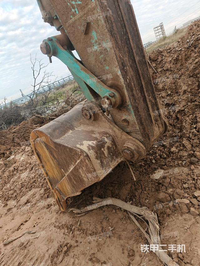 大臂油缸整体 竖拍（工作和回转装置）