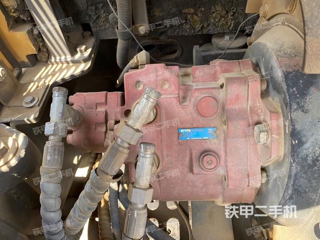 液压泵舱室正面整体（整机外观）