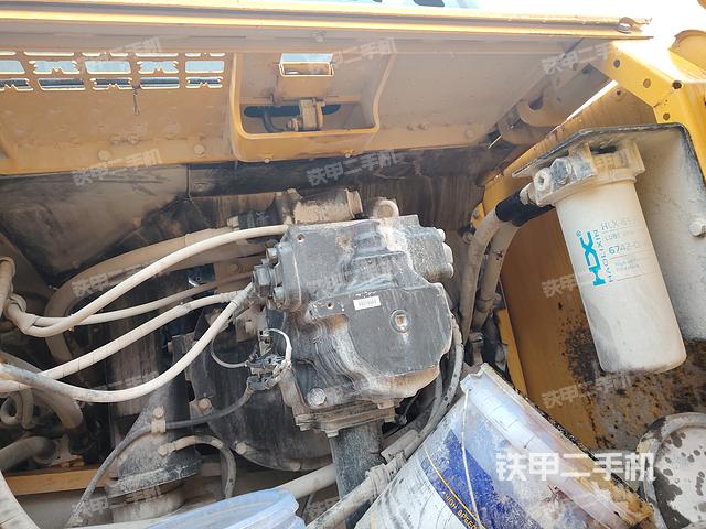 液压泵舱室正面整体（整机外观）