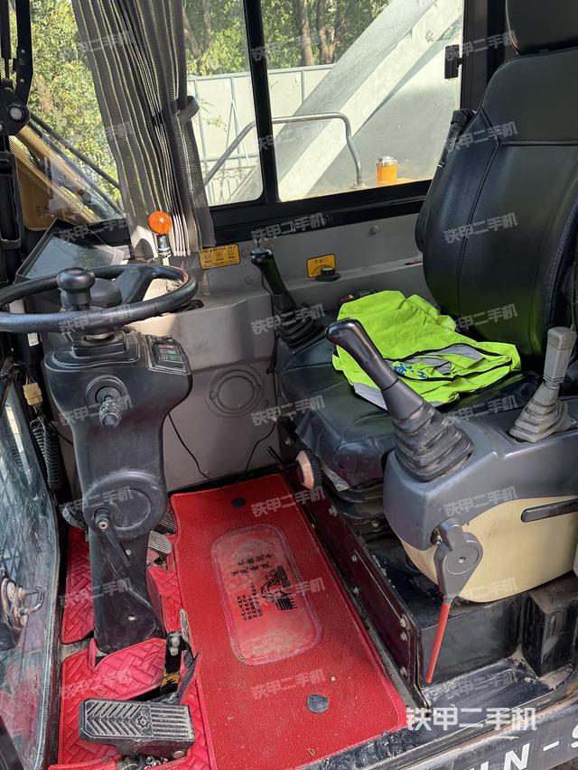 驾驶室整体（整机外观）