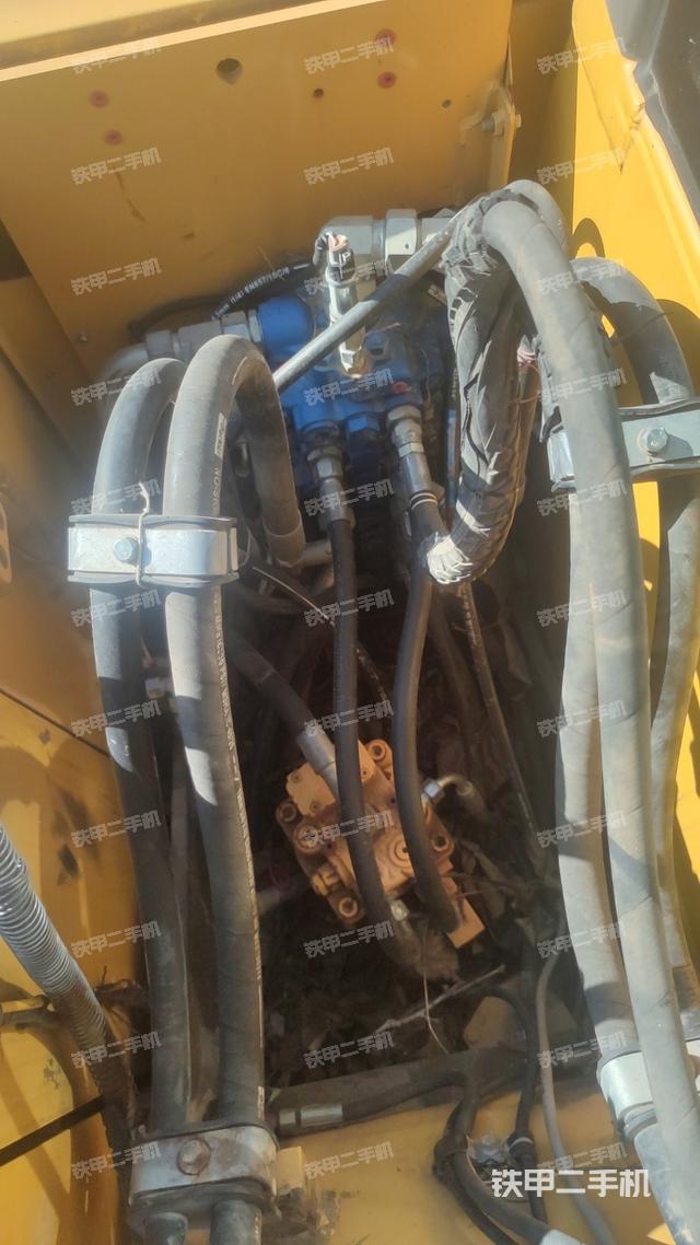 回轉(zhuǎn)馬達(dá)和主控閥（整機(jī)外觀）