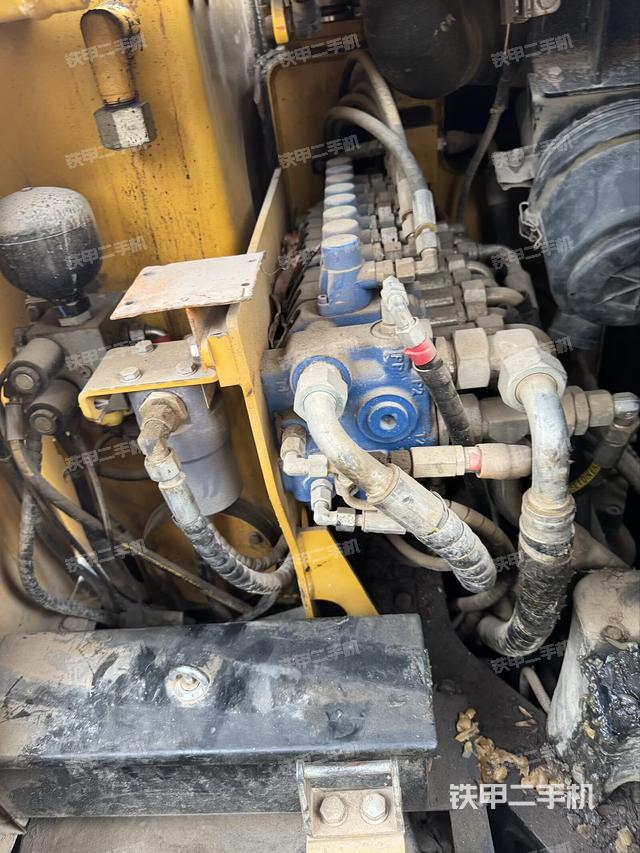 回转马达和主控阀（整机外观）