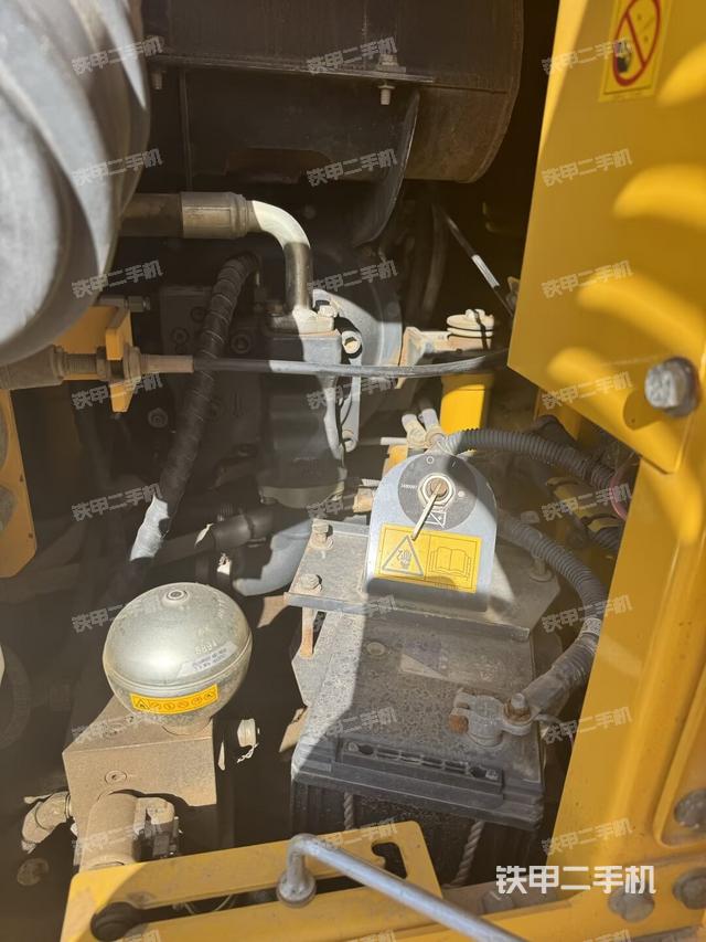 液压泵舱室正面整体（整机外观）