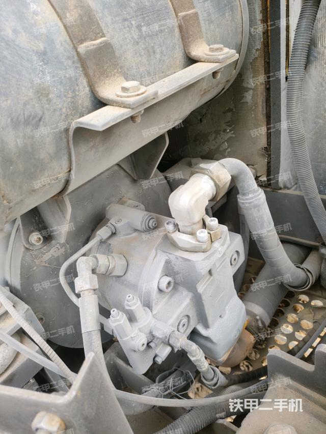 液压泵舱室正面整体（整机外观）