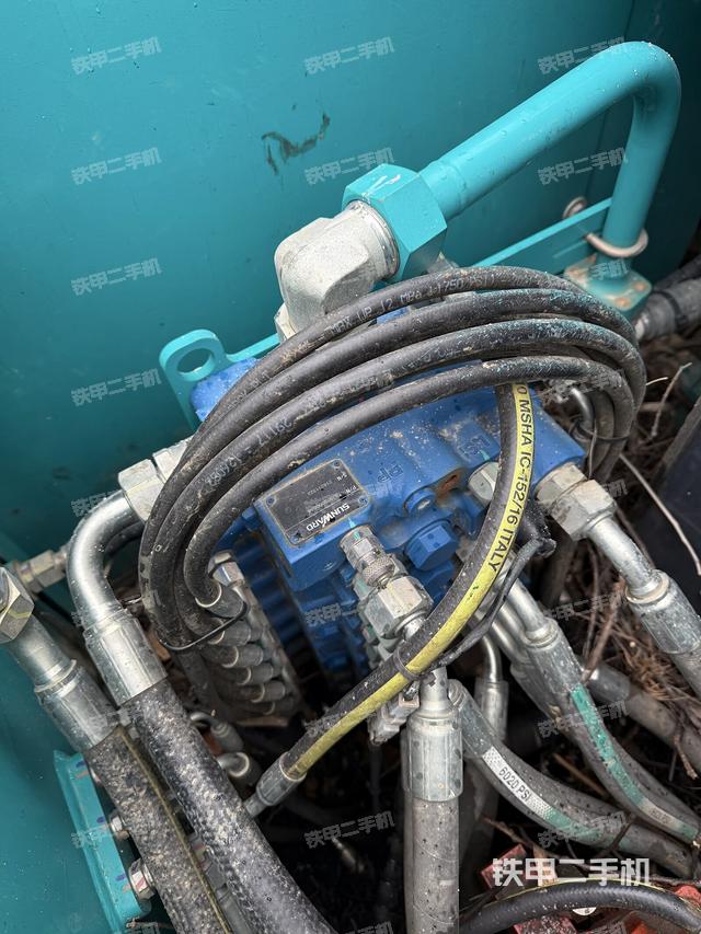 回转马达和主控阀（整机外观）