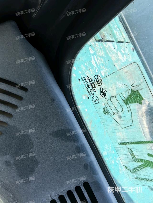 行走控制手柄和踏板 俯拍（驾驶室部分）