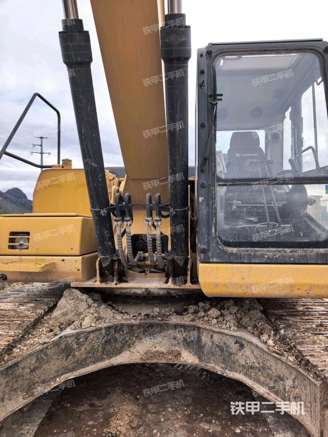 大臂油缸整体 竖拍（工作和回转装置）