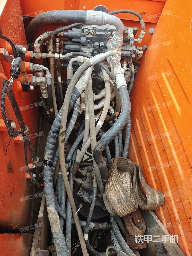 回转马达和主控阀（整机外观）