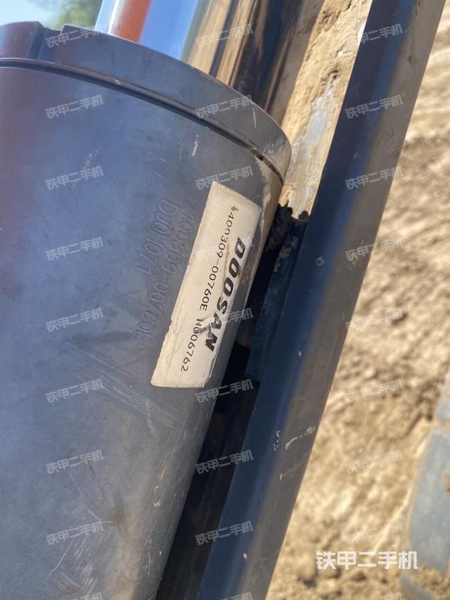 回转马达和主控阀（整机外观）