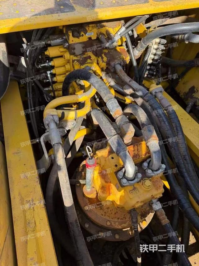 回转马达和主控阀（整机外观）