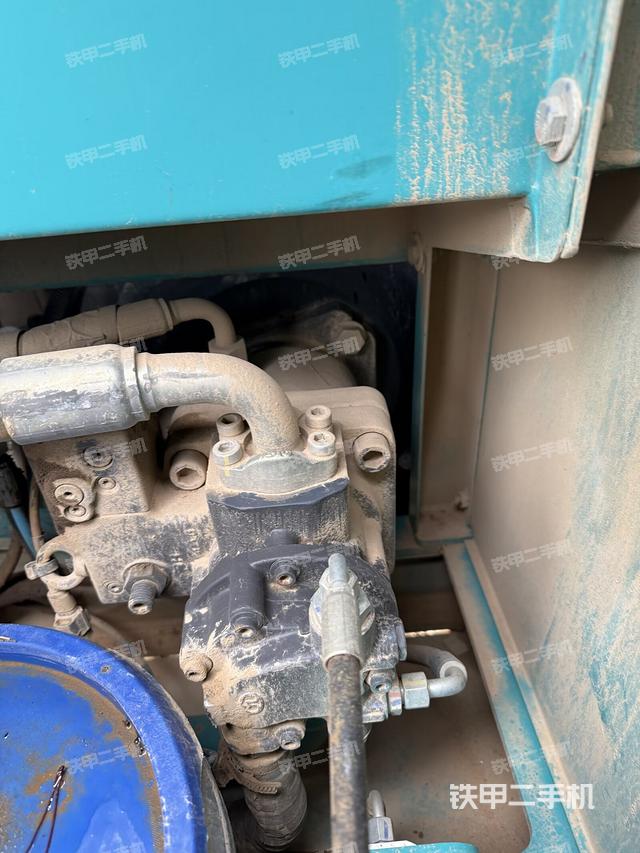 液压泵舱室正面整体（整机外观）