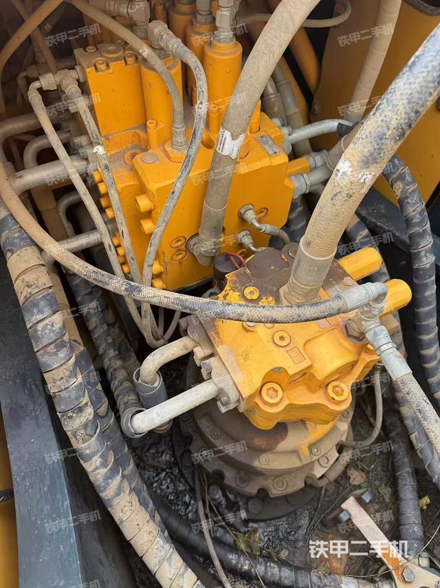 回轉(zhuǎn)馬達(dá)和主控閥（整機(jī)外觀）