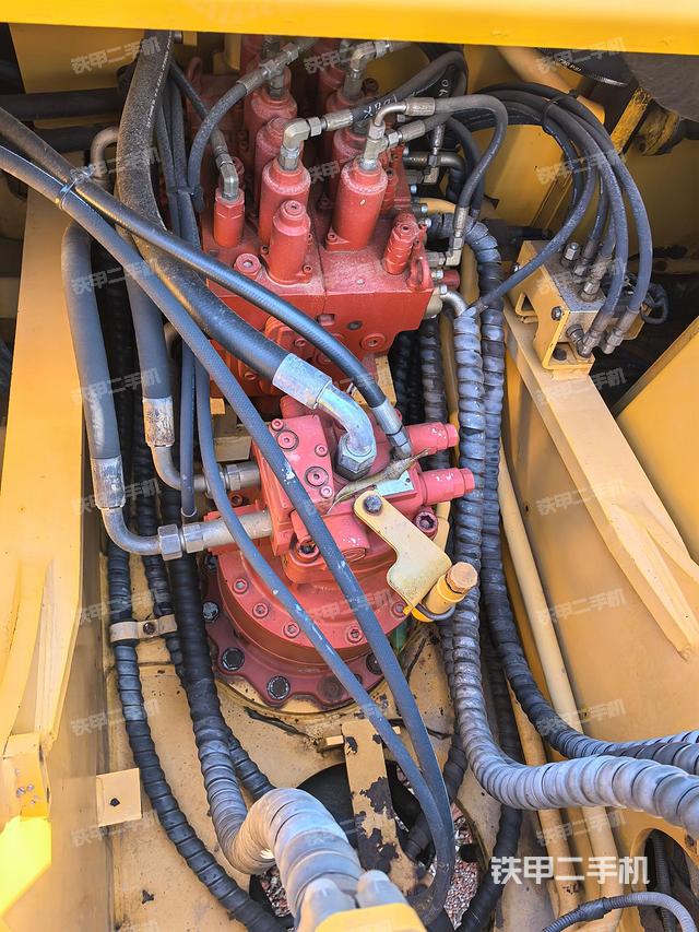 回转马达和主控阀（整机外观）