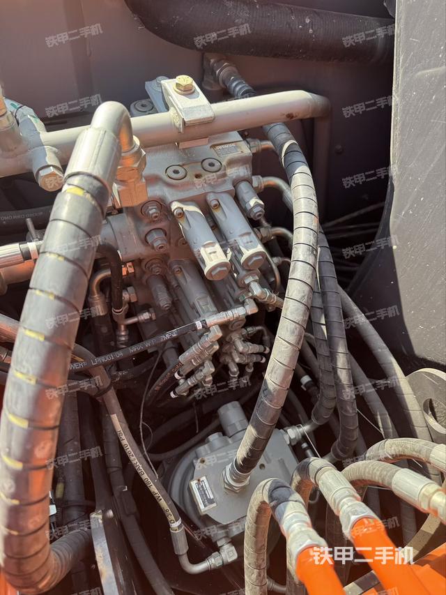 回转马达和主控阀（整机外观）