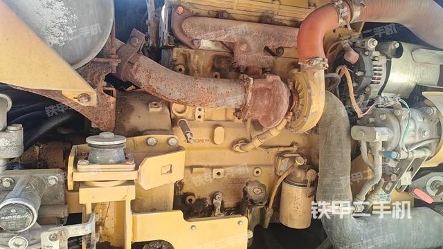 液压泵舱室正面整体（整机外观）