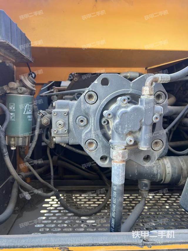 液压泵舱室正面整体（整机外观）