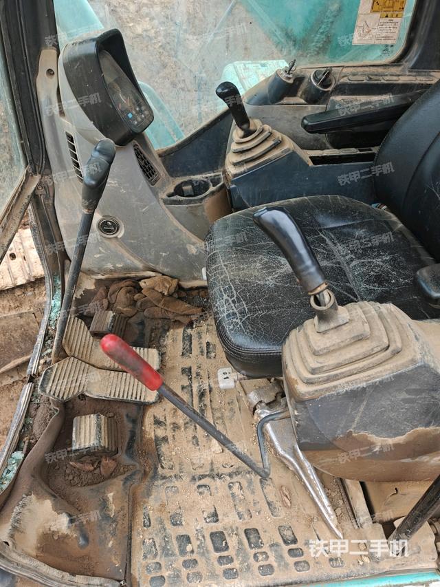 座椅右侧控制台/钥匙门/油门/含右手柄（驾驶室部分）