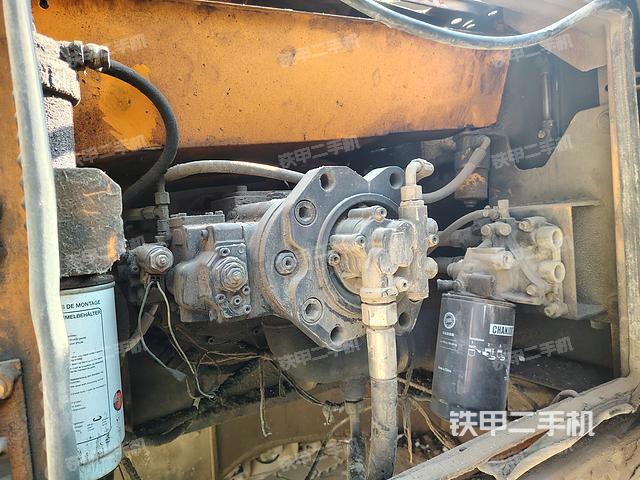 液壓泵艙室正面整體（整機外觀）