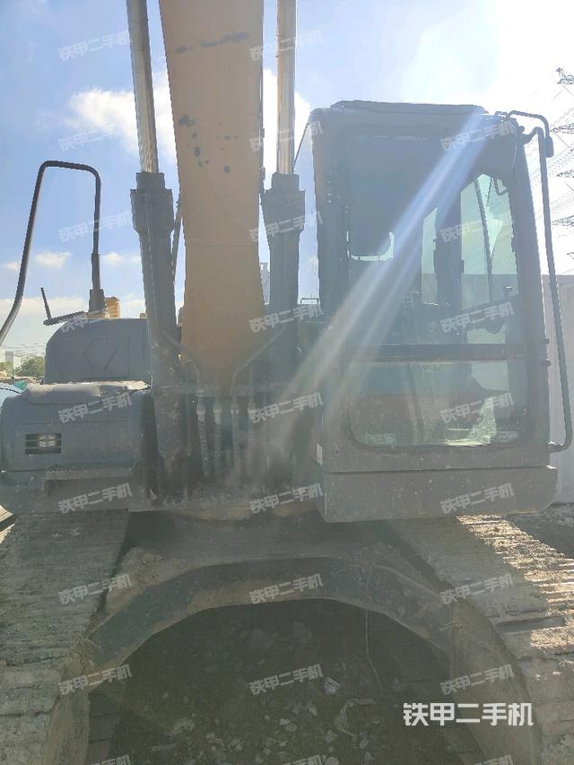 大臂油缸整体 竖拍（工作和回转装置）