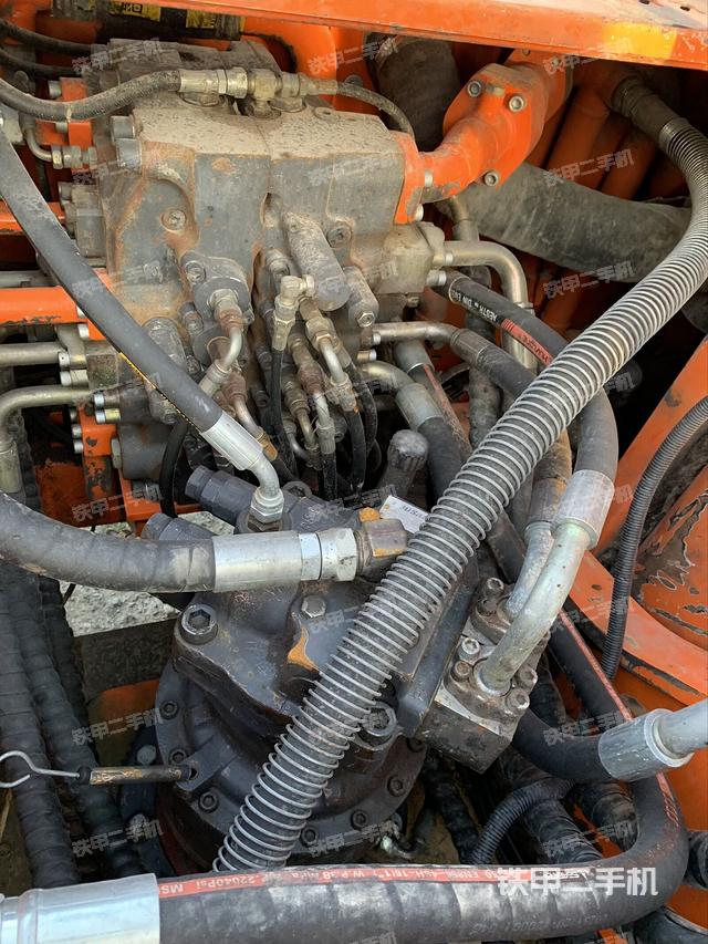 回转马达和主控阀（整机外观）