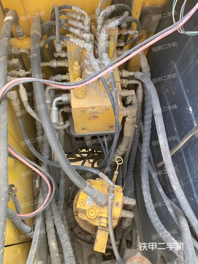 回轉(zhuǎn)馬達(dá)和主控閥（整機(jī)外觀）