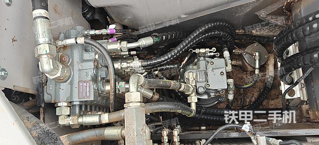 回转马达和主控阀（整机外观）