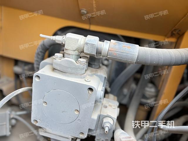 液压泵舱室正面整体（整机外观）