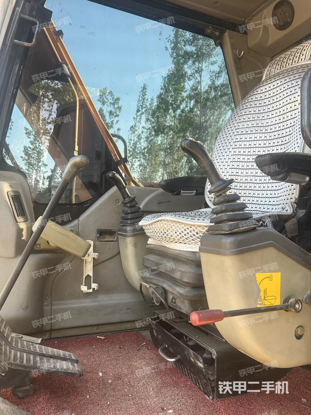 驾驶室顶部（整机外观）