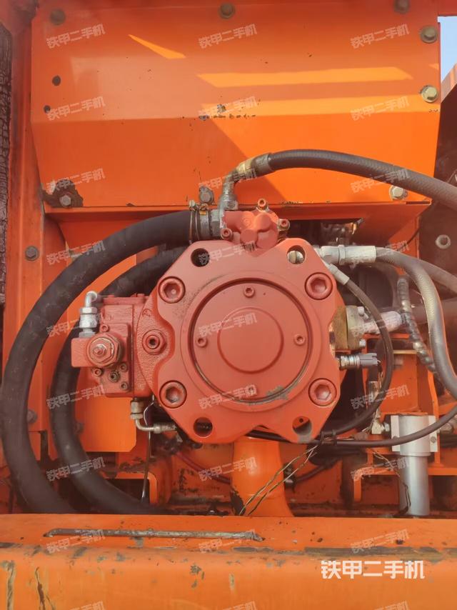 液压泵舱室正面整体（整机外观）