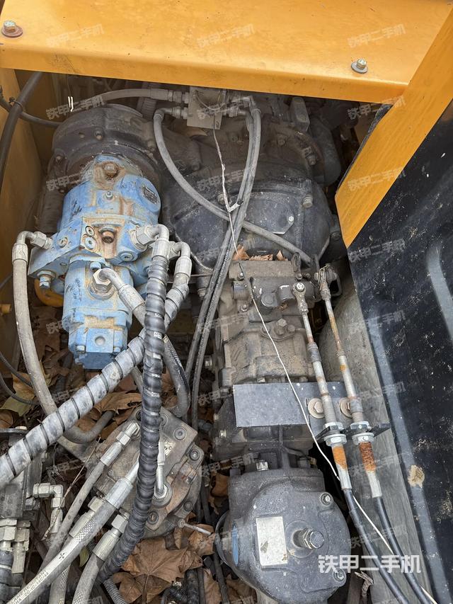 液压泵舱室正面整体（整机外观）