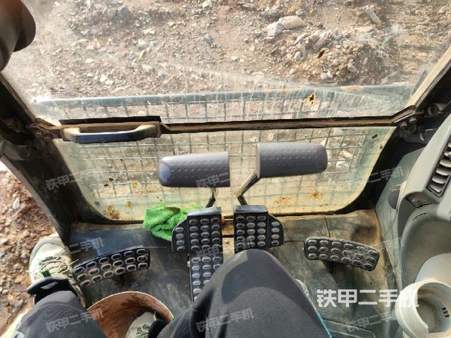 行走控制手柄和踏板?俯拍（駕駛室部分）