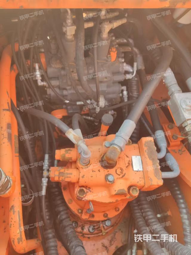 回转马达和主控阀（整机外观）