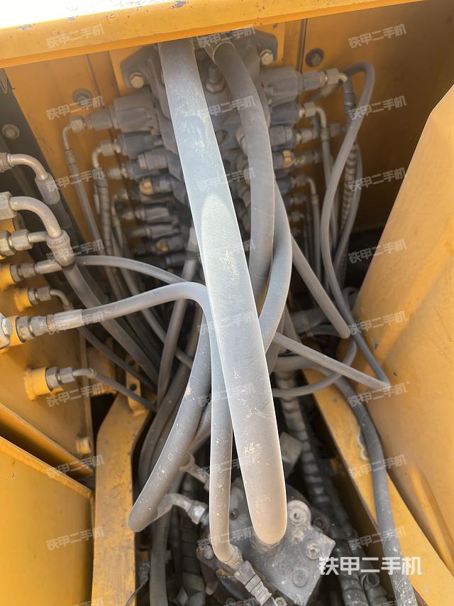 回转马达和主控阀（整机外观）