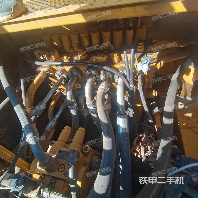 回转马达和主控阀（整机外观）