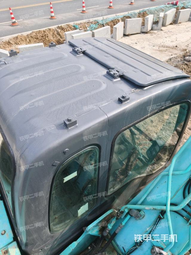 驾驶室顶部（整机外观）