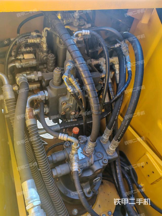 回转马达和主控阀（整机外观）