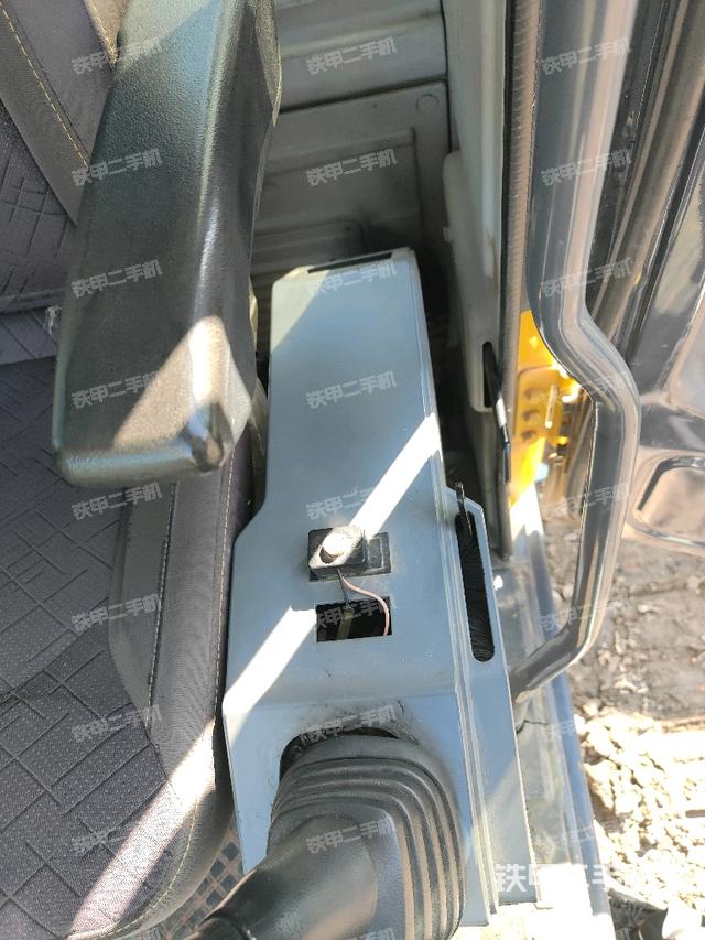 座椅左侧控制台/音响/含左手柄（驾驶室部分）